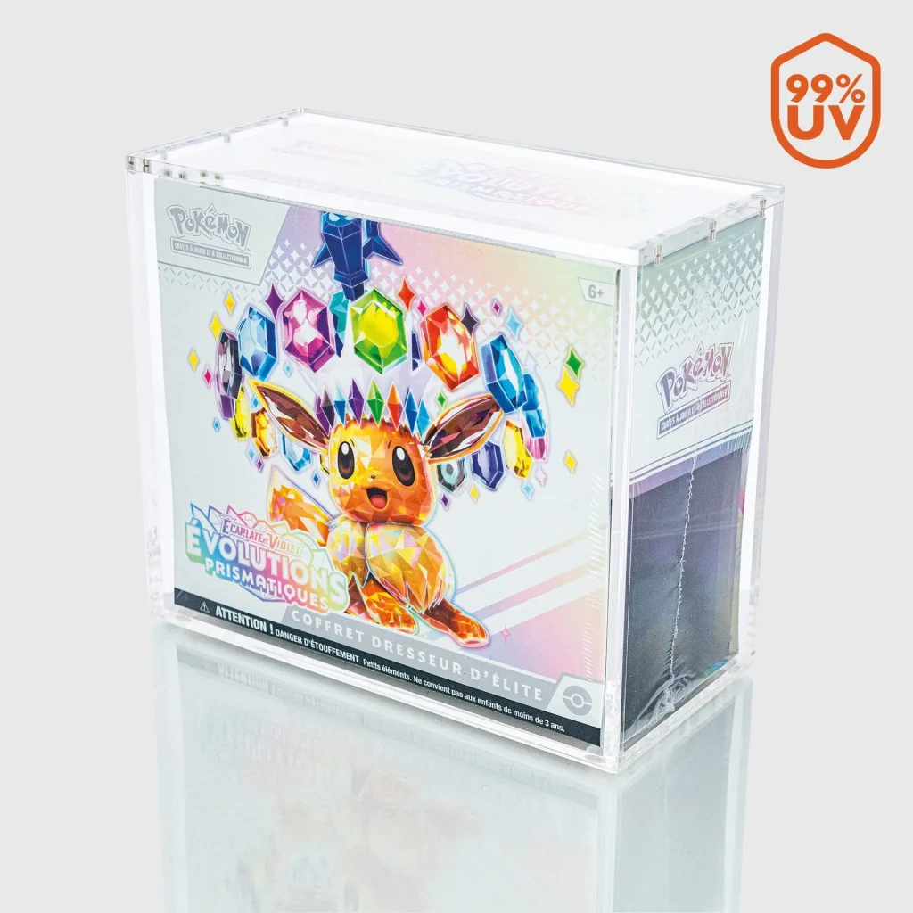 Coffret ETB Pokémon enfermé dans un boîtier acrylique transparent, avec le pictogramme 99 % UV.