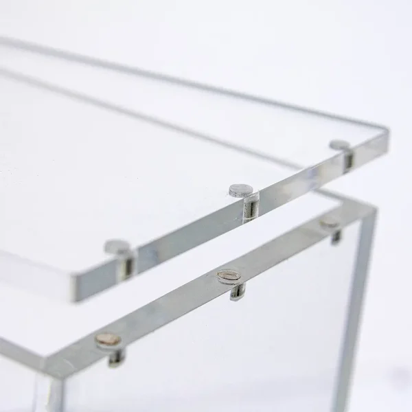 Gros plan sur la tranche d'un boîtier acrylique et ses fermetures aimantées.